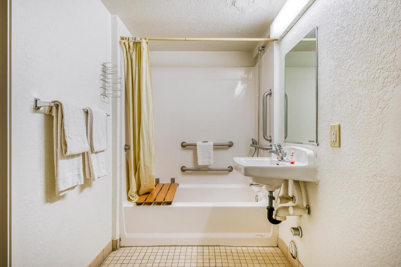 Oyo Hotel Tucson Downtown ภายนอก รูปภาพ