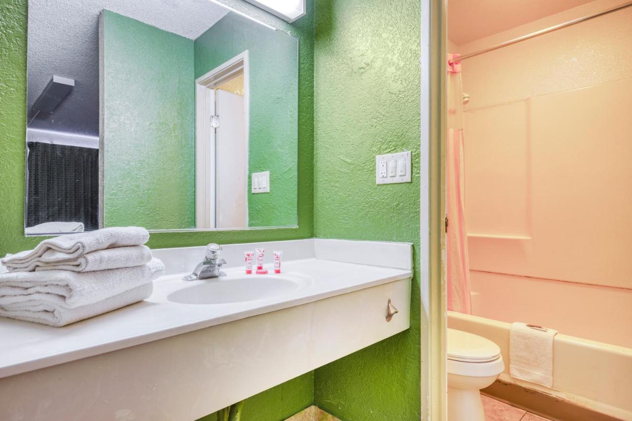 Oyo Hotel Tucson Downtown ภายนอก รูปภาพ