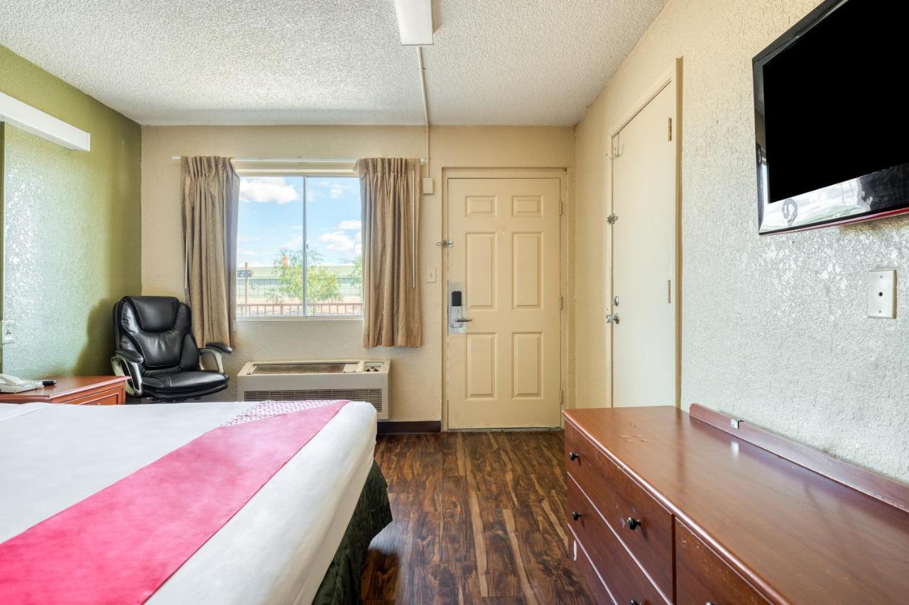 Oyo Hotel Tucson Downtown ภายนอก รูปภาพ