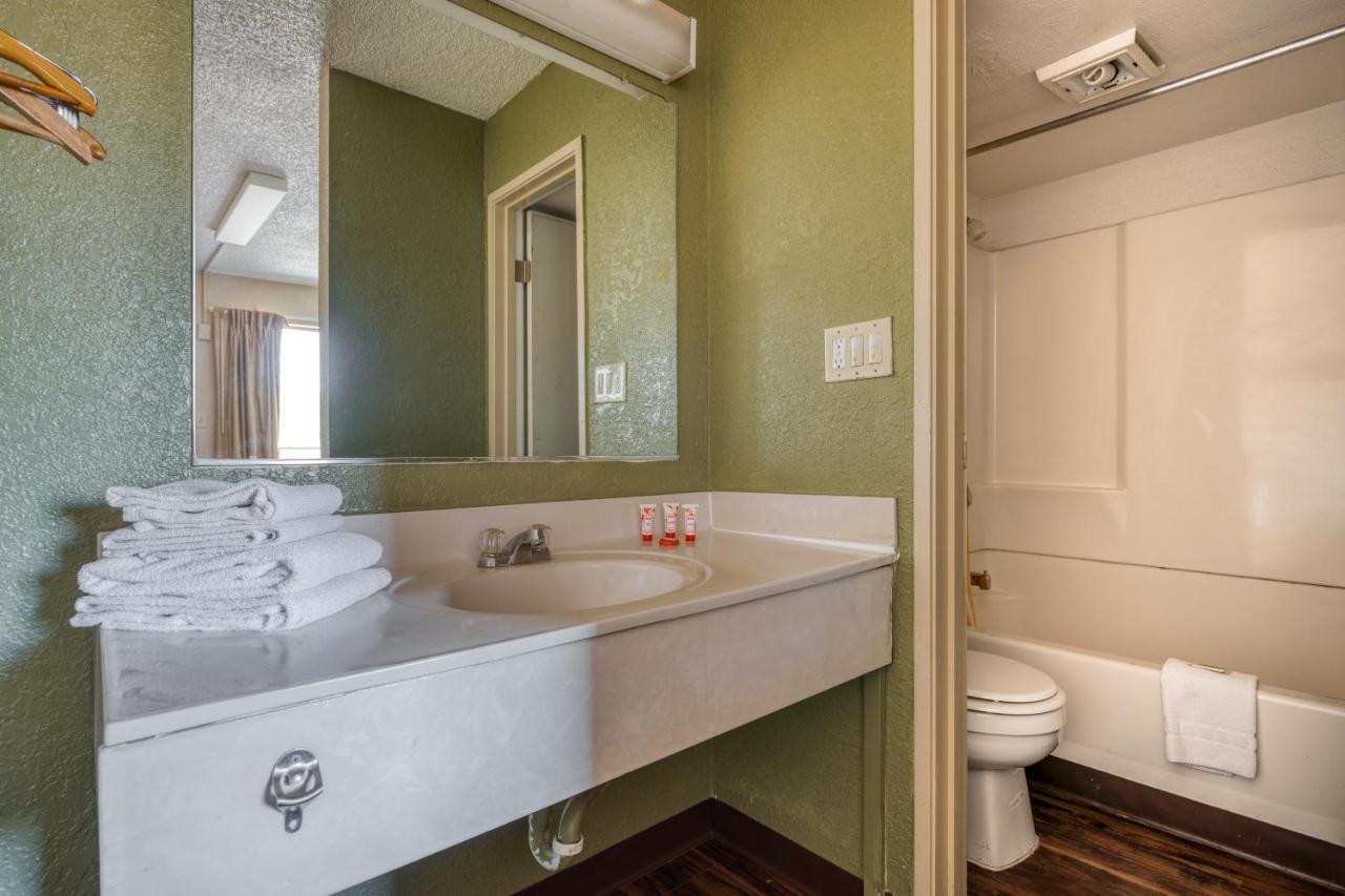 Oyo Hotel Tucson Downtown ภายนอก รูปภาพ